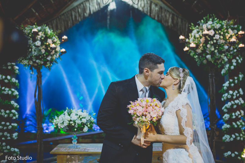 Casamento ao ar livre, beijo dos noivos