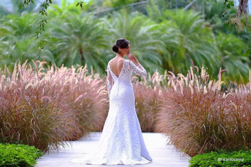 Noiva em foto de casamento ao ar livre com capim texano