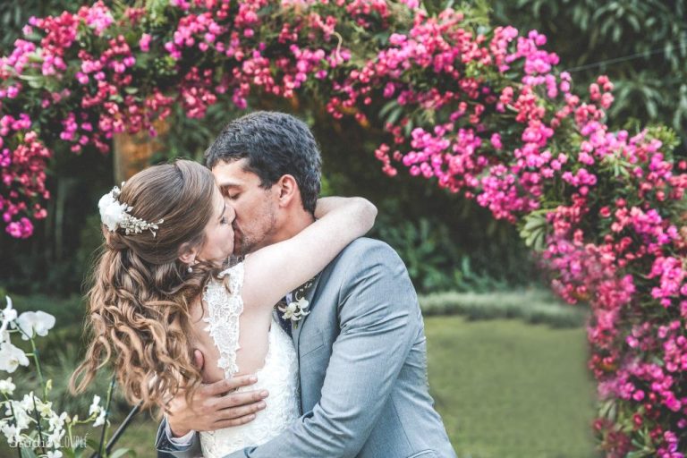 O beijo dos noivos - casamento no jardim de Gabriela e Pedro