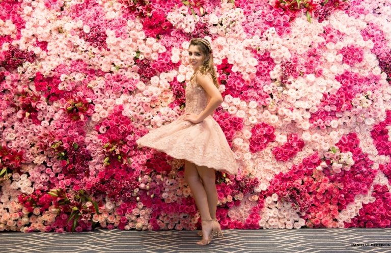 festa de 15 anos rosa foto da debutante no muro de flores