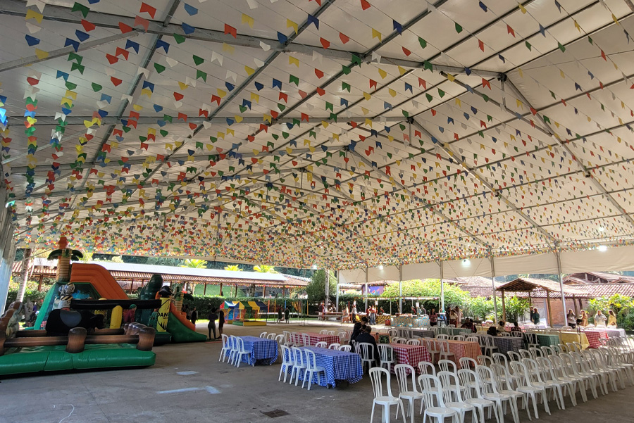 Lajedo, local para festa junina escolar no Rio de Janeiro, com ampla área coberta - garantindo o evento mesmo com chuva.