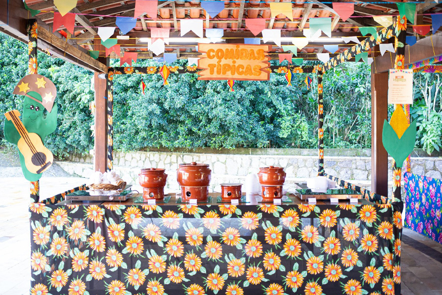 Barracas de comidas tîpicas tradicionais no Lajedo, espaço para festa junina escolar no Rio de Janeiro.