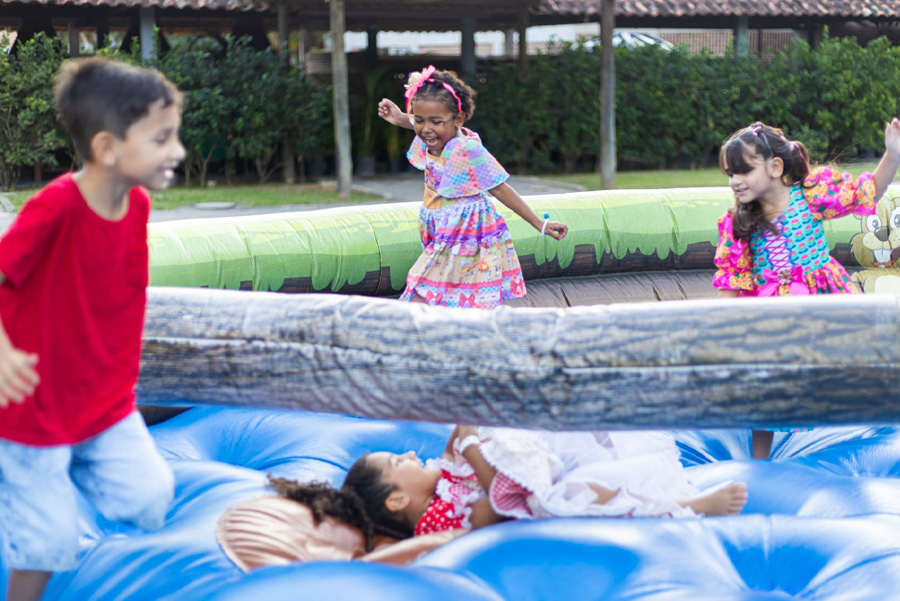 Você encontra brinquedos infláveis para as crianças ns festas juninas escolares que acontecem no Espaço Lajedo, Rio de Janeiro.
