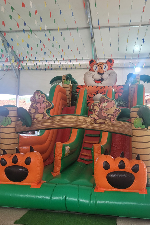 Festa junina escolar no Lajedo, Rio de Janeiro, com brinquedos infláveis para crianças.