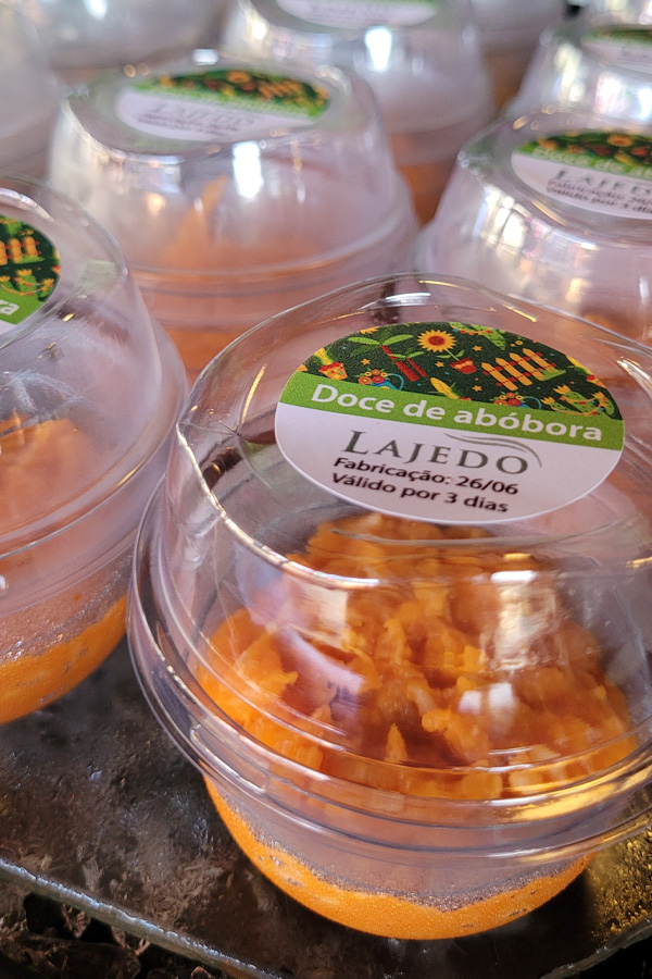 Doces tradicionais na festa junina escolar do Lajedo, espaço para eventos no Rio de Janeiro