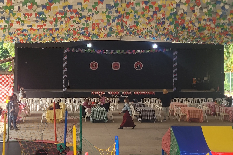 O Lajedo, espaço para festa junina de escolas no Rio de Janeiro, conta com amplo palco coberto para apresentacões de dança.