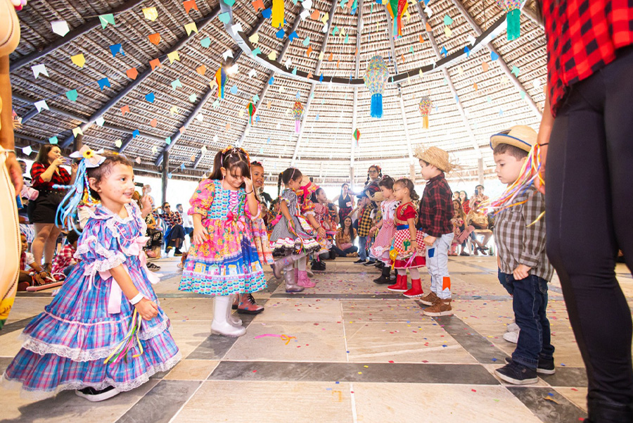 Quadrilha de alunos acontecendo no Lajedo, um local incrível para festa junina escolar no Rio de Janeiro.