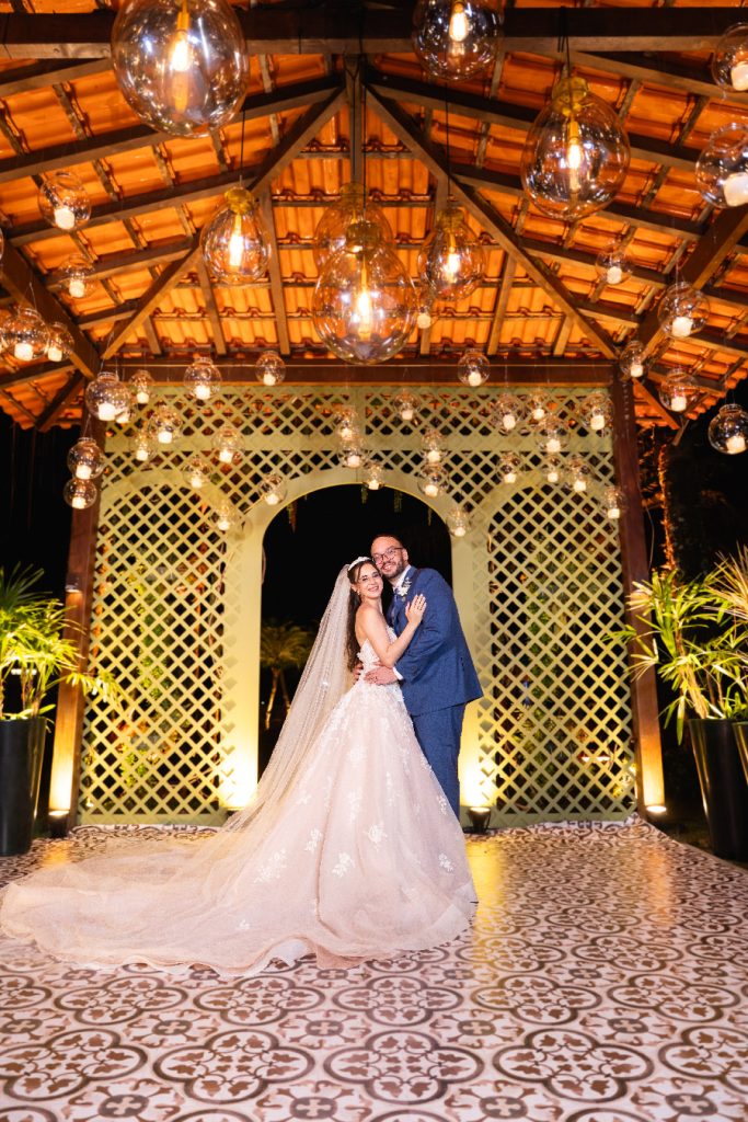 Casamento ao ar livre no Rio de Janeiro, no Espaço Lajedo 3, noivos Luciele e Yan