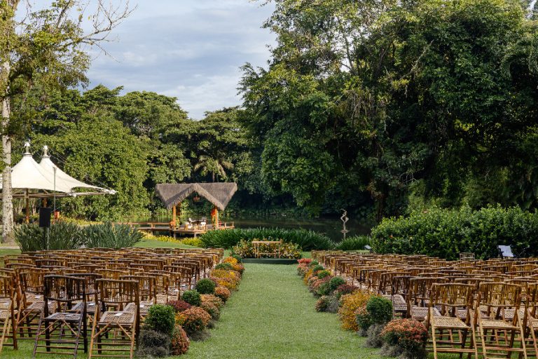 Cerimônia de casamento no jardim do Espaço Lajedo 3, em Vargem Pequena (RJ), com cerca de 350 convidados