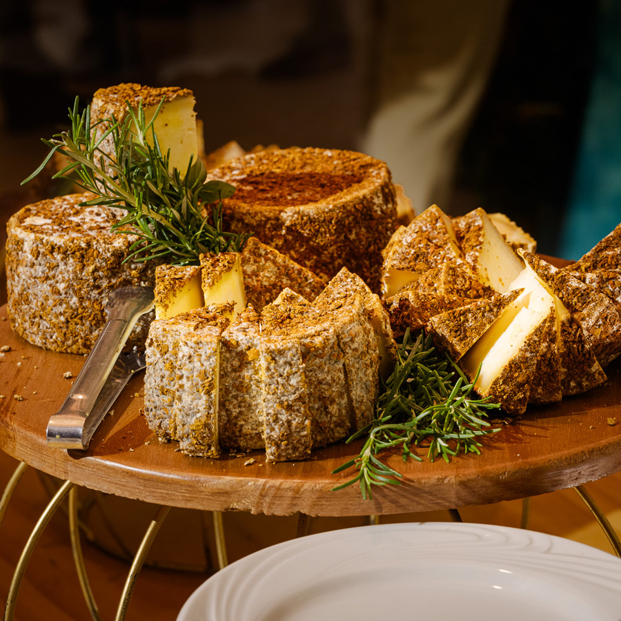 Detalhe da gastronomia, mesa de frios e antepastos, em casamento no Espaço Lajedo 3 para 350 convidados