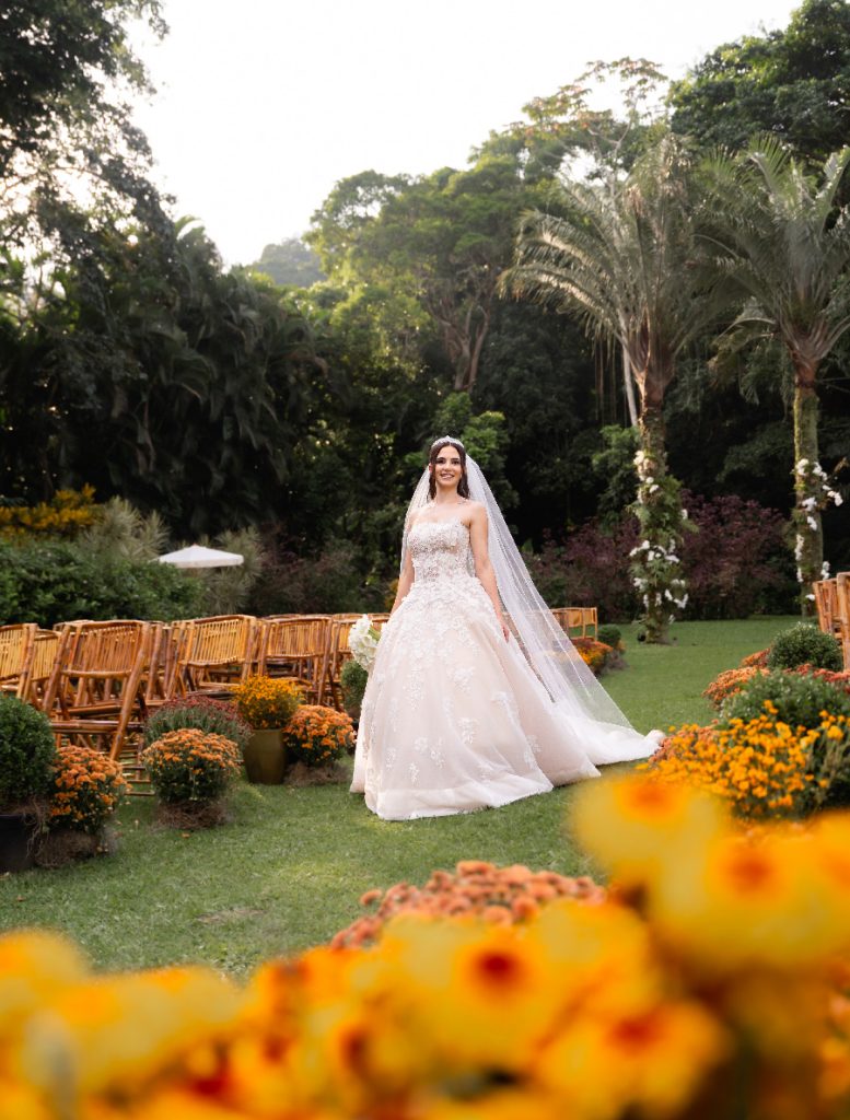 Noiva no jardim do Espaço Lajedo 3 antes da cerimônia