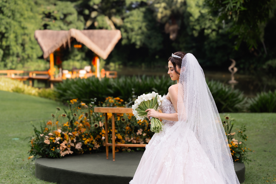 Noiva Luciele em vestido bordado da Felicita Noivas no jardim do Espaço Lajedo 3