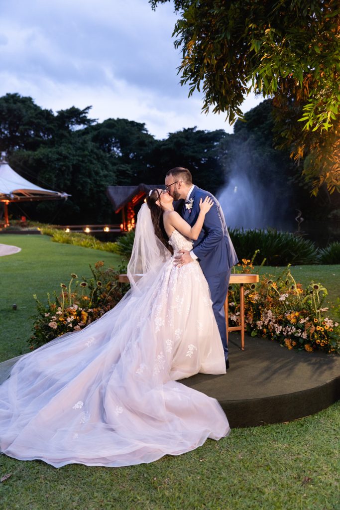 Noivos no altar circular na cerimonia no jardim do Espaço Lajedo 3