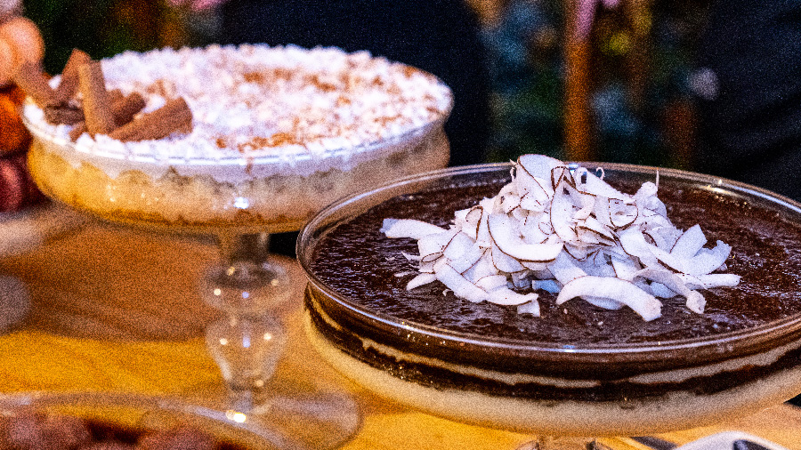 Sobremesa de AMEIXA com coco e torta banoffee na ilha de sobremesas